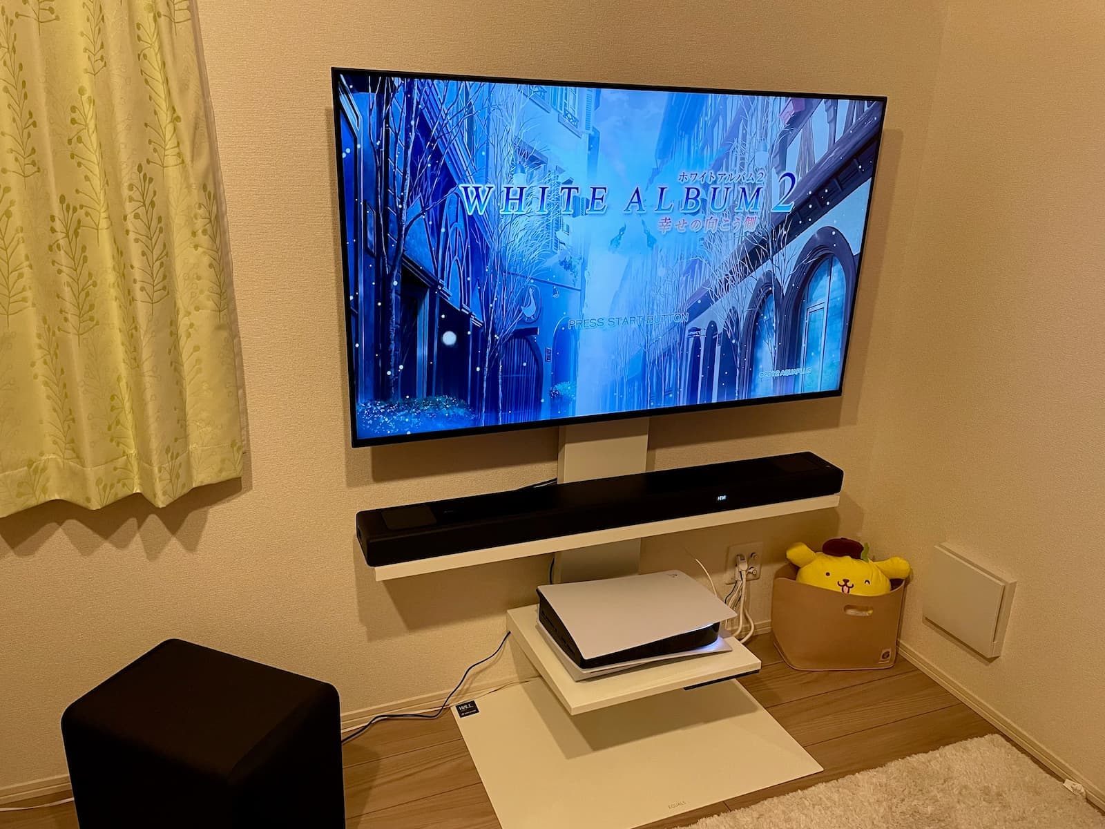 PlayStation 5とHT-A5000が繋がれているBRAVIA X85KにPS3版のWHITE ALBUM2のタイトル画面が表示されている様子。